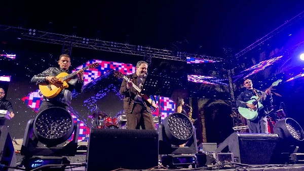 فريق شارموفرز وإدوارد يختتمان سهرات صور