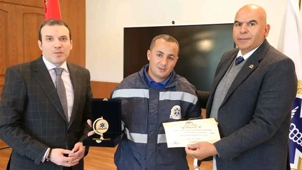 لأدائهم الاستثنائي في إنقاذ حياة المرضى.. رئيس الإسعاف يكرّم ثلاثة من كوادر الأطقم الإسعافية