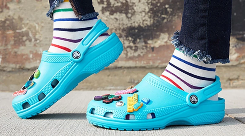 هل انتهى عصر "الكروكس"؟. حقيقة حظر مطار تامبا للملابس المريحة