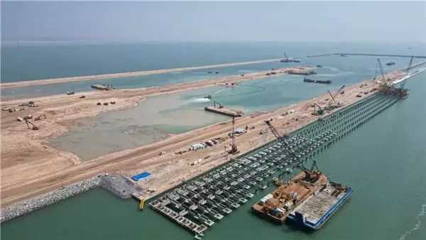 هجوم بزورقين مفخخين على ناقلتي وقود في ميناء الفاو العراقي (فيديو)