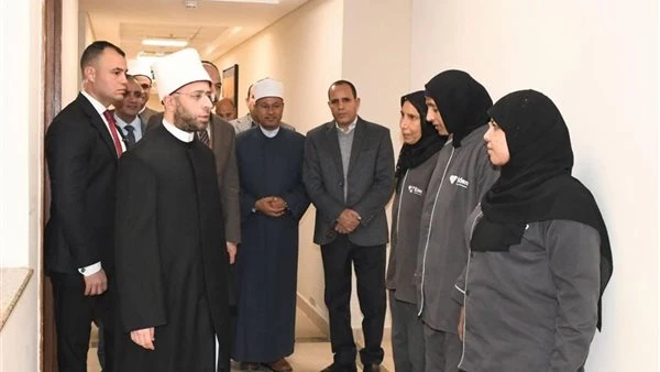 وزير الأوقاف يتفقد انتظام العمل بالديوان العام ويهنئ العاملين بعيد الفطر