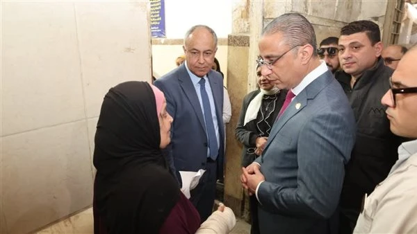 جولة مفاجئة لمحافظ الجيزة داخل مستشفى أم المصريين.. توجيهات عاجلة لتحسين الخدمة