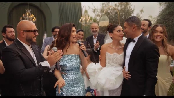 اتنين والعسيلي يغني لهما