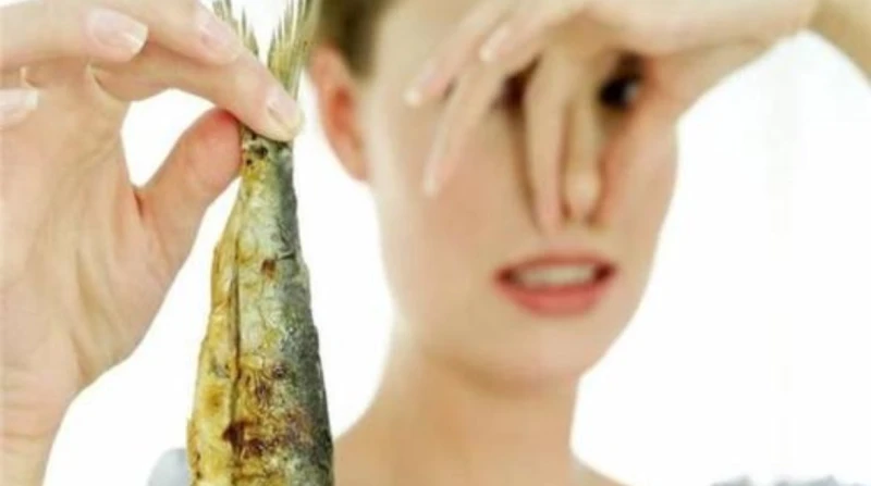 حيل بسيطة تخلصك من رائحة الفسيخ والرنجة. تعرف عليها