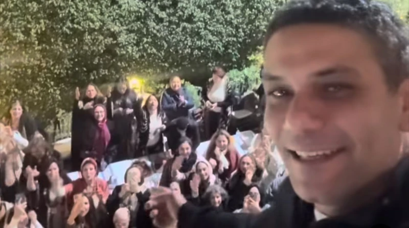 إفطار عائلي مليان حب. والدة آسر ياسين تجمع الأحباب على أنغام تتر "اتنين غيرنا"