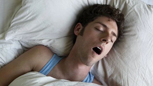 7 علامات تحذيرية تشير إلى أن الشخير قد يستدعي زيارة الطبيب
