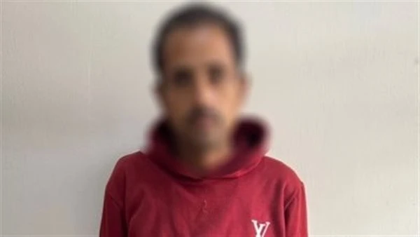 حبس شاب تعدى على والدته بقنا لتهديدها وإجبارها على التنازل عن جزء من منزلها