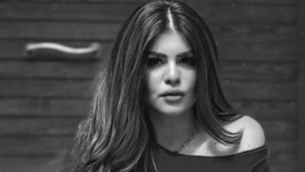 إطلالة جذابة يمنى طولان تبرز أناقتها ورشاقتها