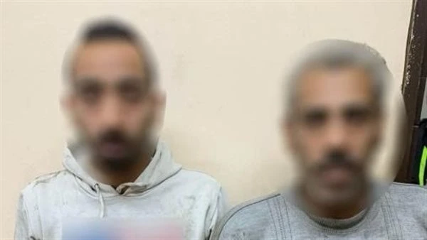 ضبط قائدي دراجة نارية تعديا على فرد مرور بجسر السويس بالقاهرة