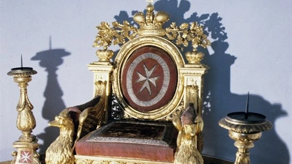 تغريم زائر 800 ألف روبل بسبب صورة على عرش أثري في متحف