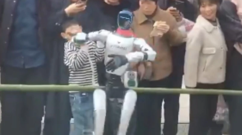 السلامة العامة في خطر. روبوت يثير مخاوف جديدة بعد صفعه طفلًا