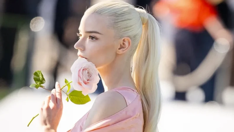 آنيا تايلور جوي تتألّق في أسبوع الموضة الباريسي 2026 بإطلالة ديور الحالمة (صور وفيديو)