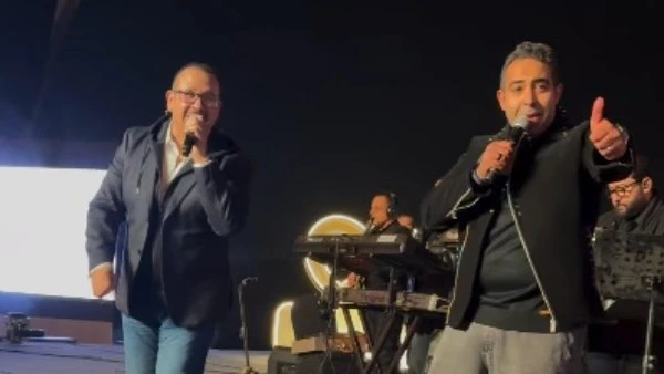 هشام عباس يحتفل بعيد ميلاد محمد عدوية على المسرح ويغنيان ناري ناري