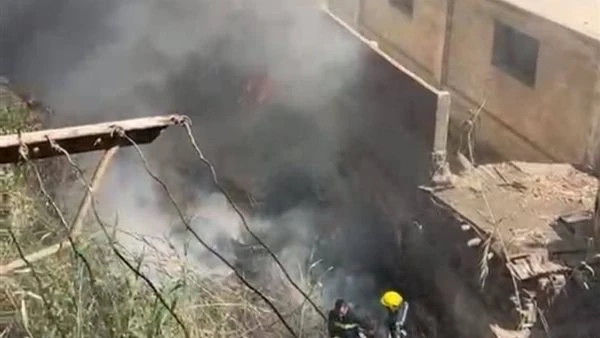 محاولات للسيطرة على حريق نشب بمحيط سور مخازن مجلس مدينة بنها| صور