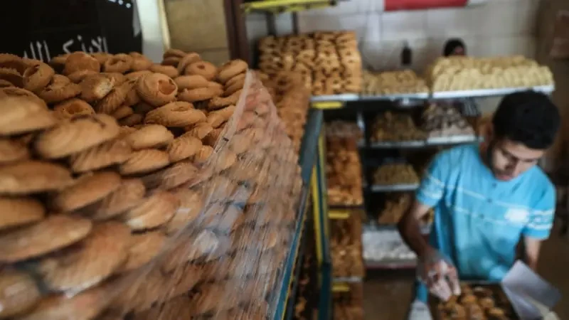 كيف يحتفل المصريون بعيد الفطر مقارنة بالدول العربية. كحك وصلاة وزيارات عائلية تبث البهجة