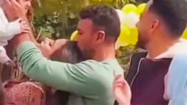 قبلة من رأسها وفيديو مع طفل رضيع. حقيقة فيديو منتشر لـ أحمد العوضي ويارا السكري
