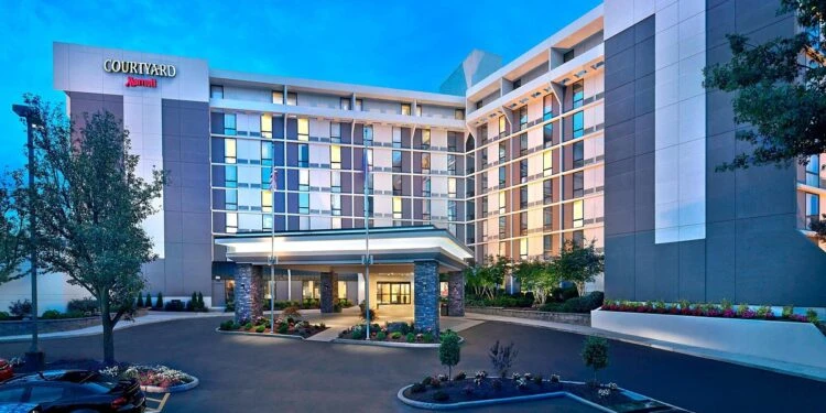 فيفا يلعب “استغماية” مع فنادق أمريكا: إلغاء 2000 حجز مفاجئ