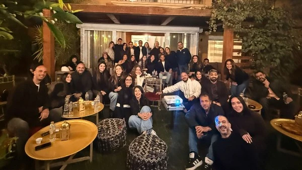 صناع مسلسل اتنين غيرنا يشاهدون الحلقة شاهد