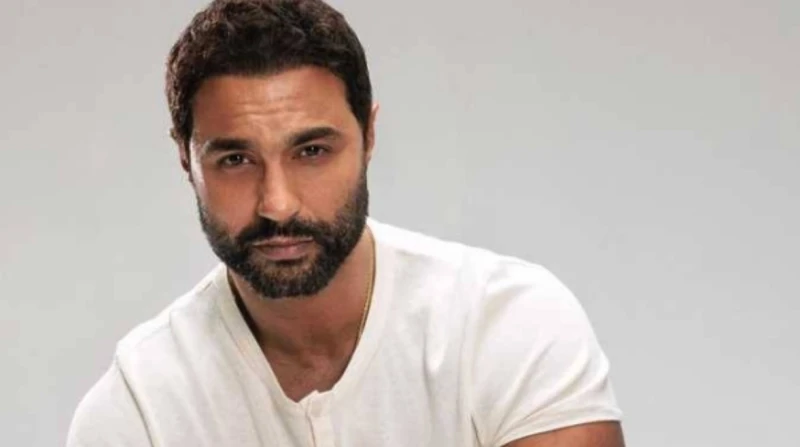 كريم فهمي "أميرة بدر": "جالي جلطتين لأسباب جينية. ودخلت العناية"