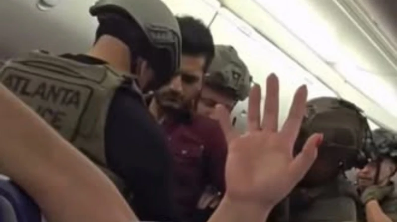 إرهابي وهمي. طائرة أمريكية تهبط اضطراريًا بسبب منبه الصلاة