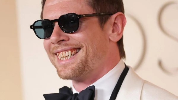 جاك أوكونيل بأنياب مصاصي الدماء على السجادة الحمراء بحفل جوائز الأوسكار