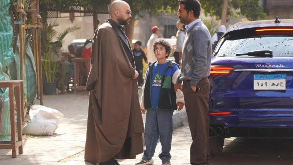 مسلسل إفراج الحلقة 22.. عمرو سعد يغني مع تارا عماد حاجة غريبة لـ عبدالحليم حافظ وشادية