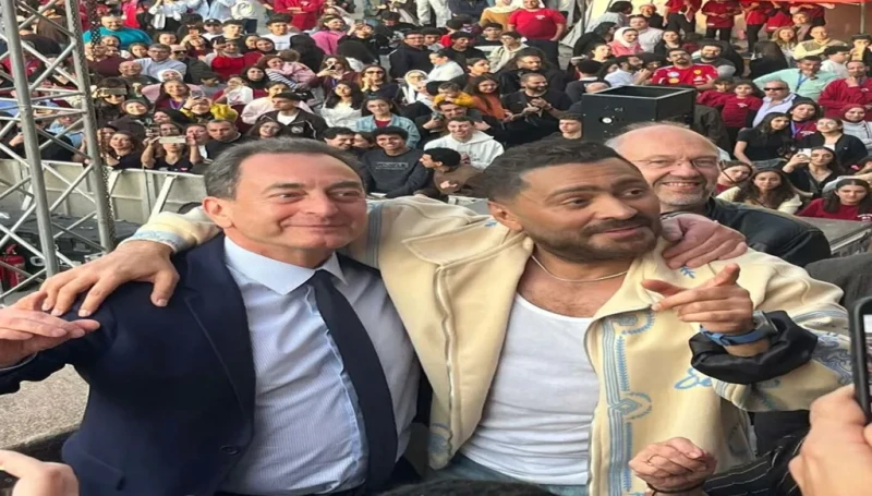 سفير فرنسا يفاجئ تامر حسني برقصة الدبكة على المسرح (فيديو)