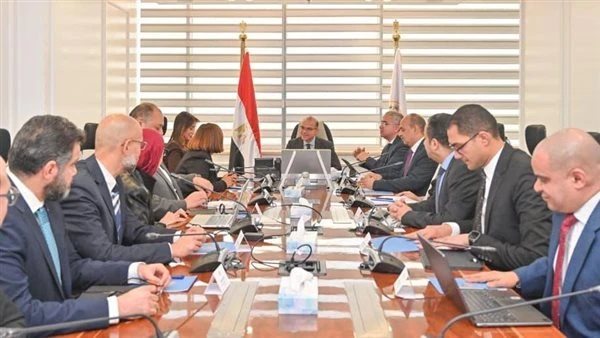 وزير الاستثمار يبحث مع شركة «جنرال موتورز» خطط توطين صناعة السيارات