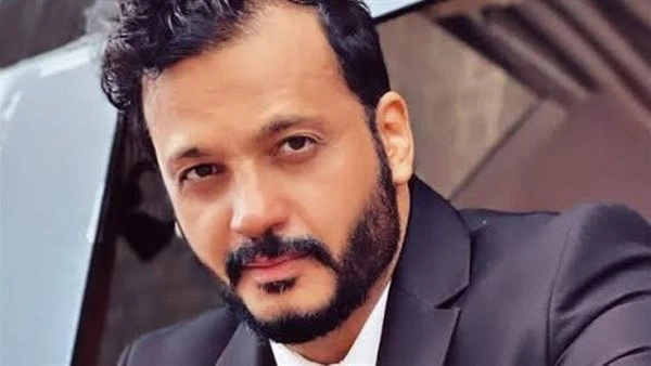 تحية للأب والأم اللي ربوا. إيساف يروي تفاصيل استعادة أمواله من شاب بالأقصر