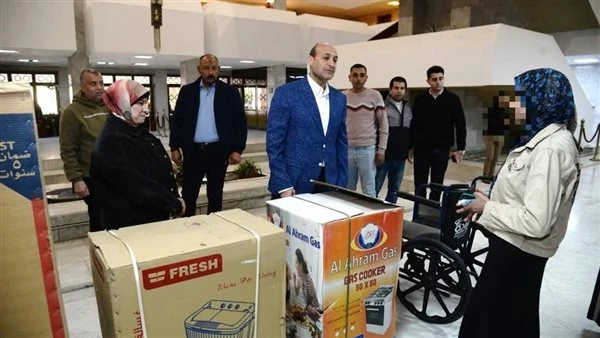 في لفتة إنسانية.. محافظ أسيوط يسلم جهاز عروسة وكرسيًا متحركًا لشقيقها