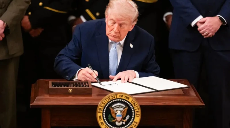 كسر تقاليد 165 عامًا. توقيع ترامب يظهر على الدولار