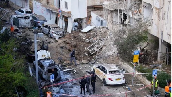 إصابات ودمار في تل أبيب جراء هجوم صاروخي إيراني.. صور