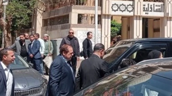 أحمد عز يودع والدته صور