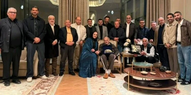 في منزل عباس. مجلس الزمالك يهدي درع النادي للرئيس الشرفي