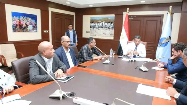 محافظ البحر الأحمر يبحث آليات تشغيل سوق الجملة والمجزر الجديد بالغردقة