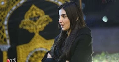 نزل على ركبته.. محمد سامى يواسى والدة زوجته مى عمر فى عزاء والدها