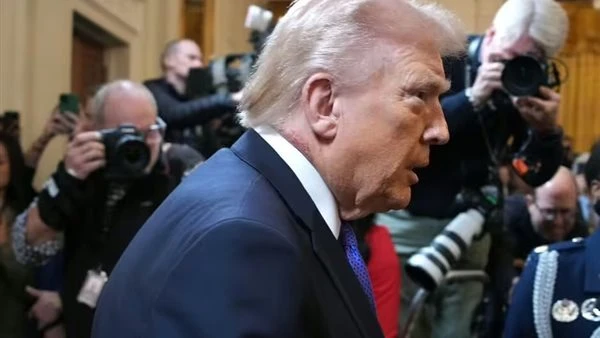 قشور حمراء وكدمات.. جدل صحي حول الرئيس الأمريكي وسط حرب إيران