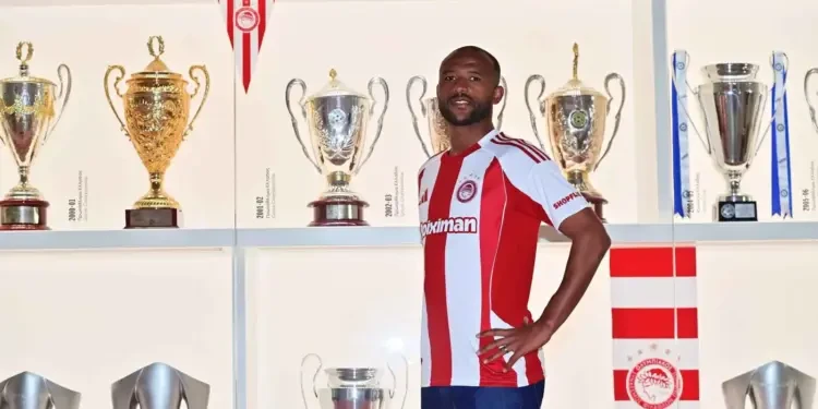 أولمبياكوس يحصن أيوب الكعبي بعقد جديد منع “الخطف”