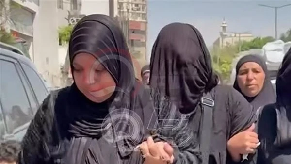 متسبنيش والنبي. انهيار ابنة الفنانة فاطمة كشري لحظة تشييع جثمانها