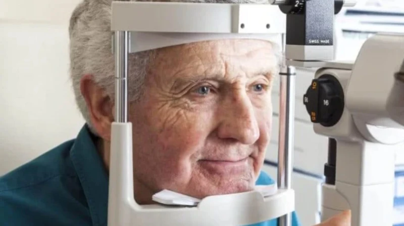 دراسة: فحص العين يكشف علامات الإصابة بألزهايمر قبل سنوات من ظهور الأعراض