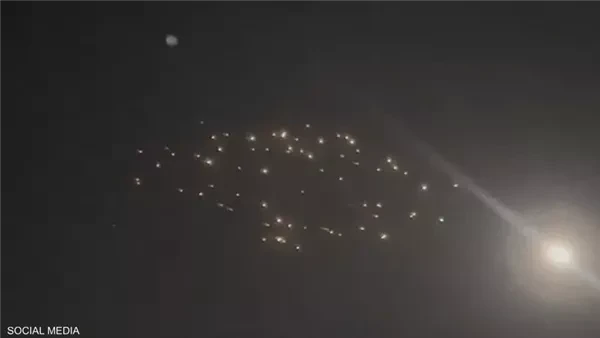 انفجارات تهز تل أبيب بعد إطلاق صواريخ إيرانية وصفارات الإنذار تدفع السكان إلى الملاجئ (فيديو)