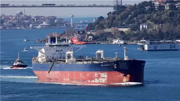 أمريكا تصدر ترخيصاً مؤقتاً يسمح ببيع النفط الروسي حتى أبريل المقبل