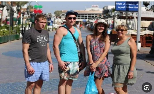 عصفورة إيطالية بلغت الشرطة:الحقوا خمس أطفال تركهم والداهم وسافرا الي شرم الشيخ