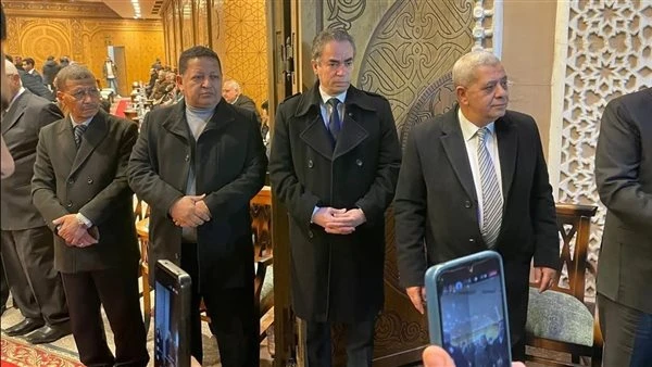 المسلماني يتلقى عزاء شيخ الإذاعيين فهمي عمر وسط عائلته