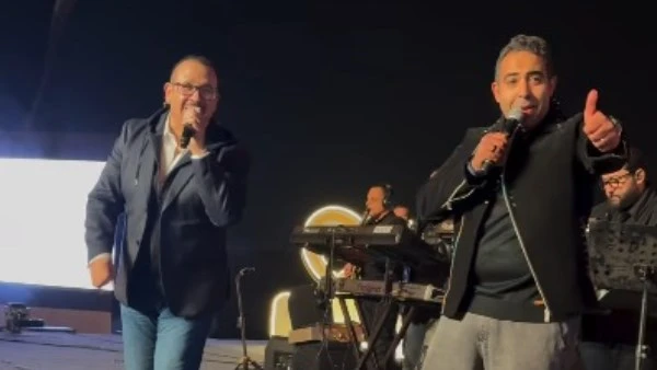 هشام عباس يحتفل بعيد ميلاد محمد عدوية على المسرح في سهرة رمضانية