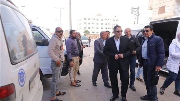 محافظ دمياط يتابع ميدانيا سير العمل بموقف سيارات الأجرة للتأكد من الالتزام بالتعريفة الجديدة