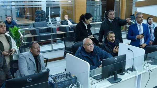 من داخل “مركز السيطرة” .. محافظ الإسكندرية يتابع جاهزية الأجهزة التنفيذية