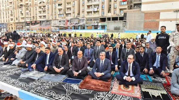 محافظ أسيوط يؤدي صلاة عيد الفطر بساحة أرض الملاعب