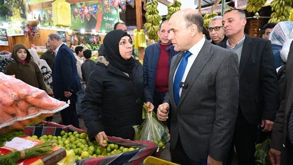 محافظ الغربية يقود جولة مفاجئة بأسواق طنطا لمتابعة الأسعار وتوافر السلع للمواطنين