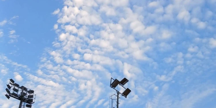 حالة الطقس غدا الثلاثاء. أجواء مائلة للدفء نهارا وفرص أمطار على هذه المناطق